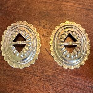 Two silvertone conchos for craft use